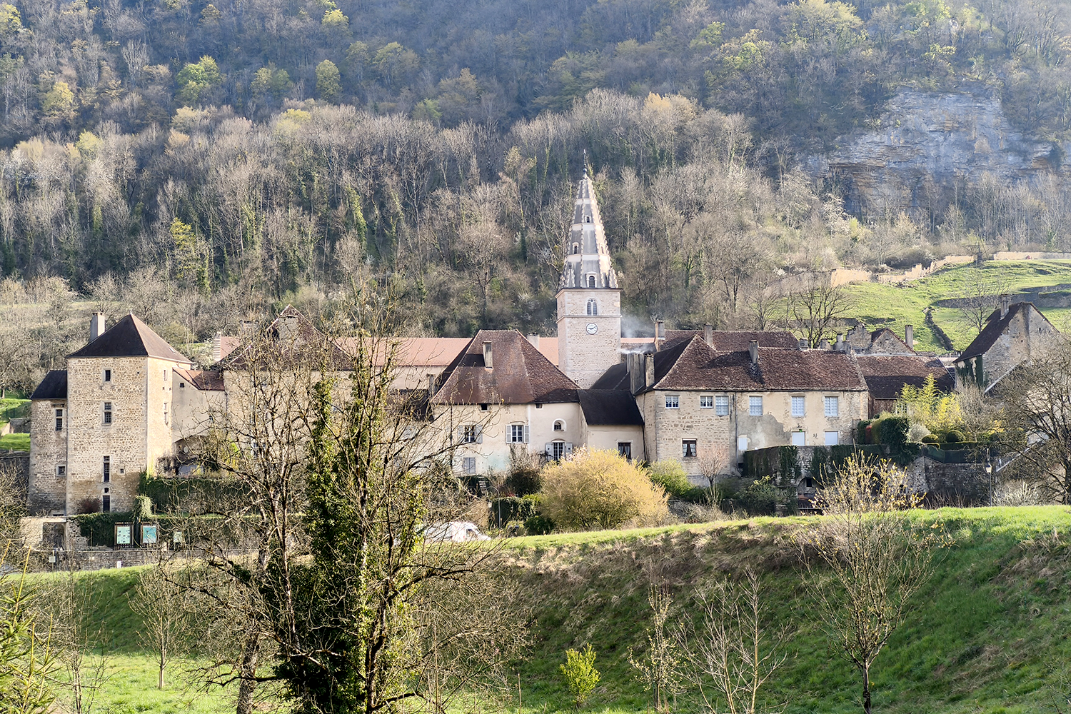 BAUME LES MESSIEURS ABBAYE VUE LOIN