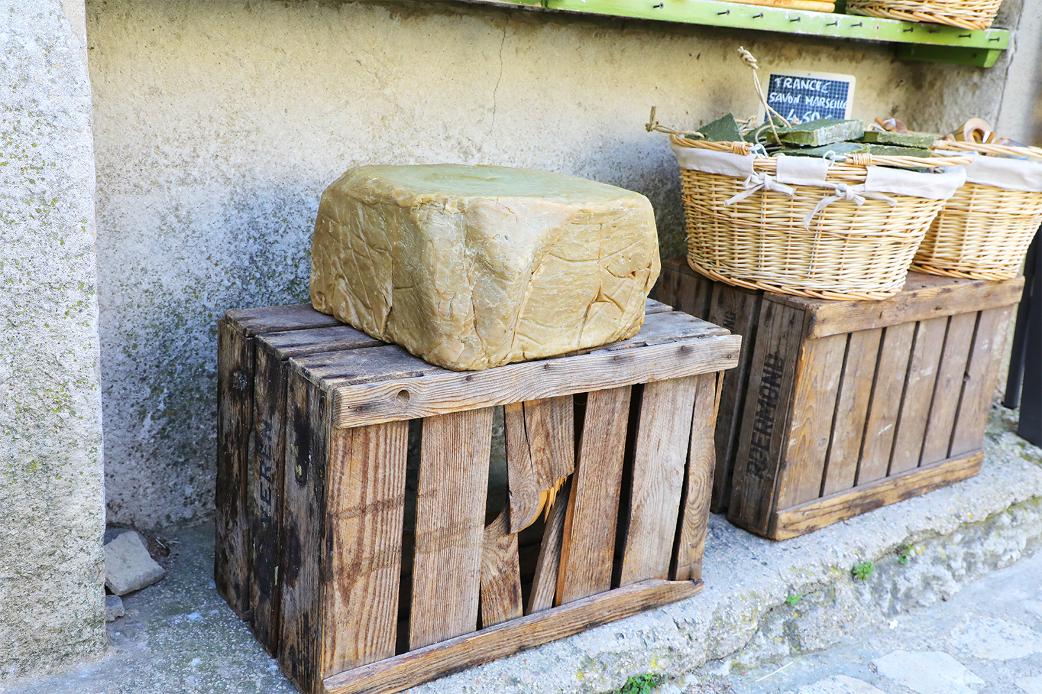 LES BAUX DE PROVENCE VILLAGE SAVON