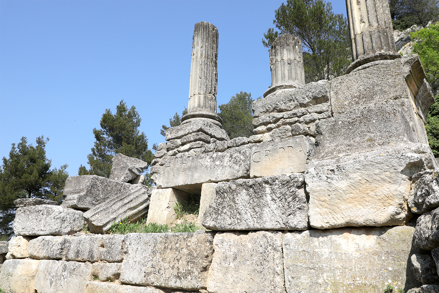 RUINES DE GLANUM DETAIL COLONNES ROMAINES
